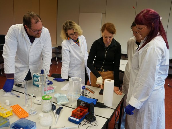 Lehrkräfte lernen den Umgang mit Mini-PCR